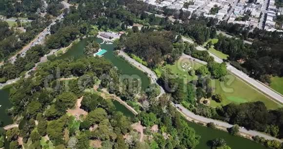 旧金山金门公园和湖泊的空中交通视频的预览图