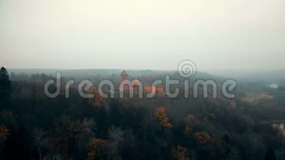 美丽的空中拍摄神秘的古图拉伊达城堡博物馆在锡古尔达国家公园保护区雾森林拉脱维亚视频的预览图