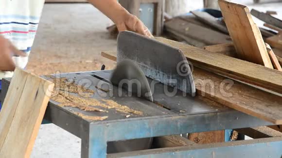 木匠正在锯木头以供建造视频的预览图