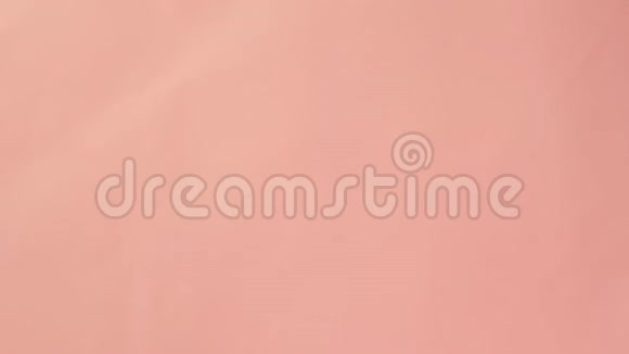女性手在粉红色背景上显示卫生棉视频的预览图