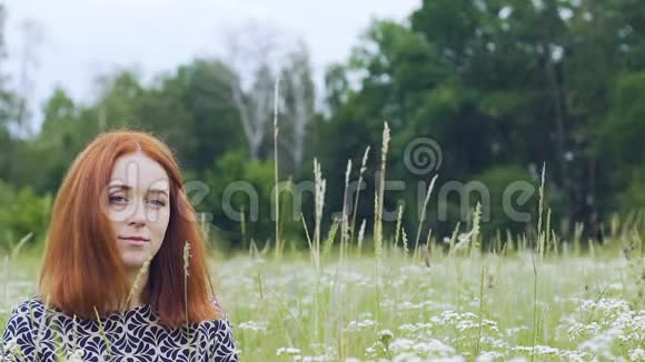红头发女人在户外的深深的神情平静文字广告的位置缓慢的动作视频的预览图