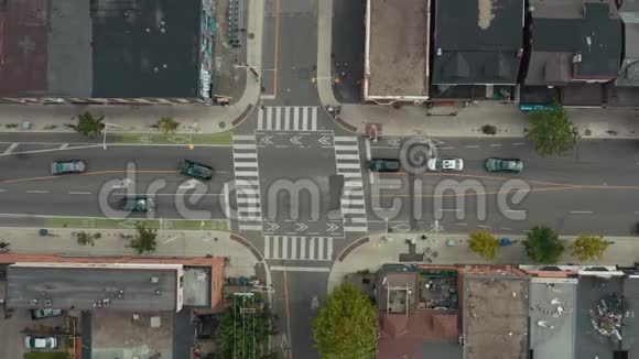 4K建立一个大城市的十字路口视频的预览图