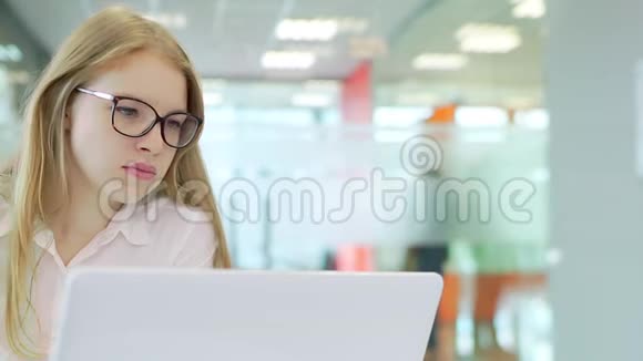 办公室里的女孩用笔记本电脑工作表情不高兴视频的预览图
