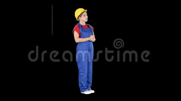 一位戴着黄色头盔的工程师女士仰望着阿尔法频道的建筑统计数据或图表视频的预览图