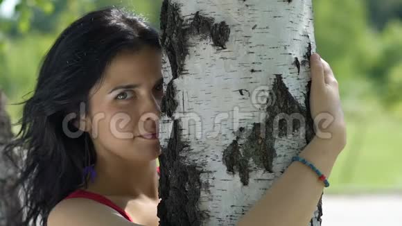 迷人的女人气味和拥抱树感受它的能量女性自然情人视频的预览图