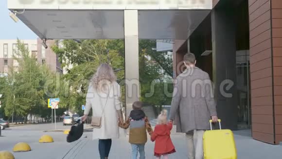 家庭旅行者沿着街道走到酒店视频的预览图