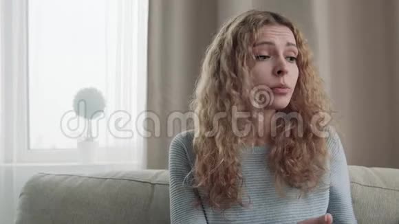 在心理治疗期间哭泣的女性病人视频的预览图