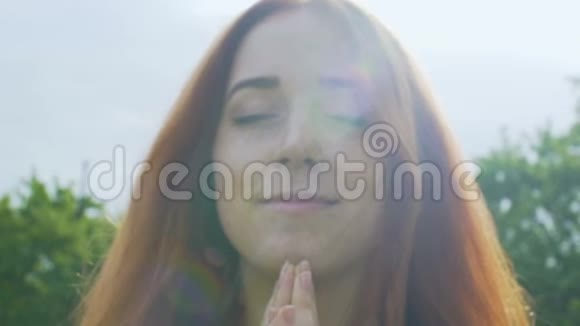 在雨中祈祷有雀斑的红发女人感到上帝的存在心灵的平静视频的预览图