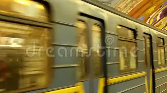 火车到达地铁站视频的预览图