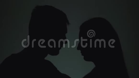 男女的剪影光线背景下男女的影子男人和女人用他们的脸互相触摸视频的预览图