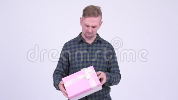金发女郎边摇礼品盒边思考视频的预览图