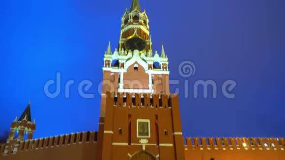 圣巴西尔大教堂克里姆林宫钟钟声克里姆林宫墙全景晚上视频的预览图