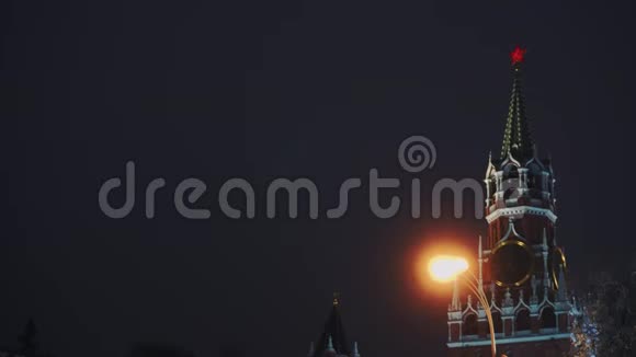 克里姆林宫的奇姆斯和圣巴西尔大教堂在红场国家的象征视频的预览图