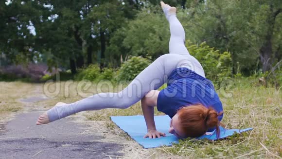 在瑜伽中年轻女性瑜伽体式平衡能力很强视频的预览图