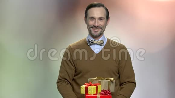 英俊的胡子男送礼物盒视频的预览图