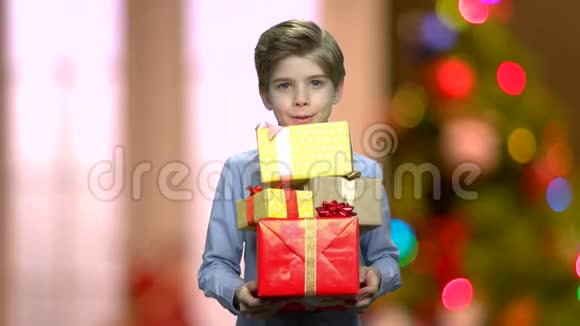 孩子们拿着一叠圣诞礼物盒视频的预览图