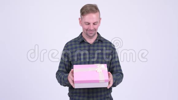 抱着礼物盒的快乐金发女郎视频的预览图