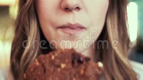 女孩咬嚼燕麦片饼干特写视频的预览图