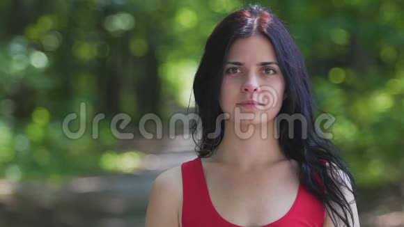 森林里的女人肖像红色的美丽女性广告文字的位置慢视频的预览图