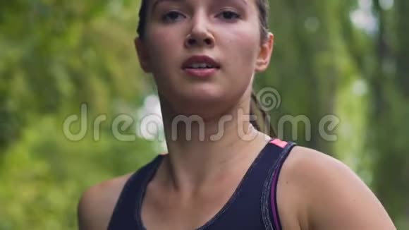 运动和健康态度严肃女子跑公园女子跑运动员克服视频的预览图
