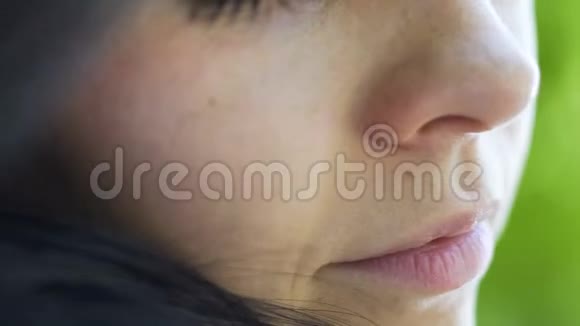温柔的女人脸转过身害羞的女人特写低头看柔软的嘴唇脸颊视频的预览图