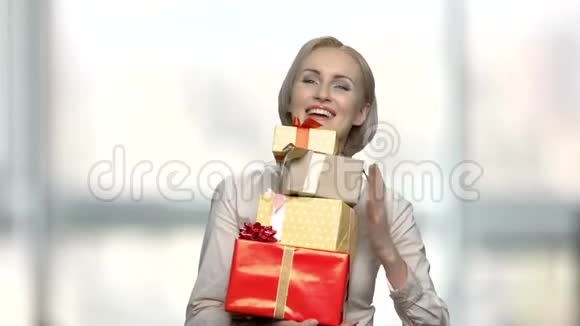 幸福员工获得惊喜奖金或礼品视频的预览图