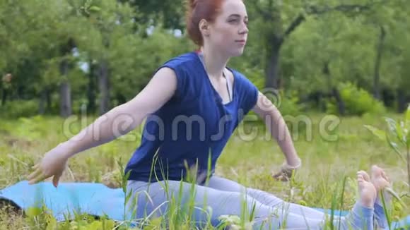 女瑜伽师在户外练习伸展腿筋美丽的瑜伽老师视频的预览图