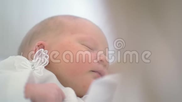 在母亲怀抱中熟睡的新生女婴视频的预览图
