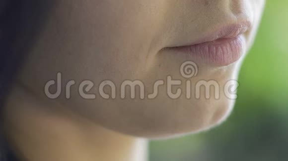 柔软可爱的女人嘴唇温柔的女人下脸极端的特写甜美的青少年皮肤视频的预览图