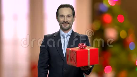 在抽象的圣诞节背景下送礼物的商人视频的预览图