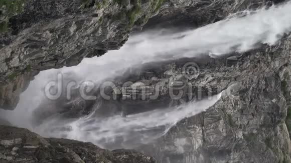 瀑布沿着岩石缓缓流动横向视频视频的预览图