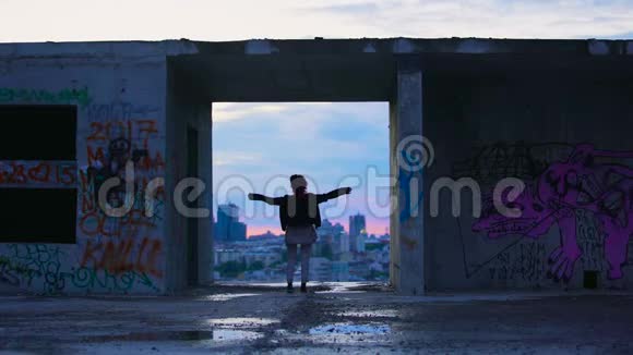 在废弃建筑的屋顶上举起手来街上粉刷墙壁视频的预览图