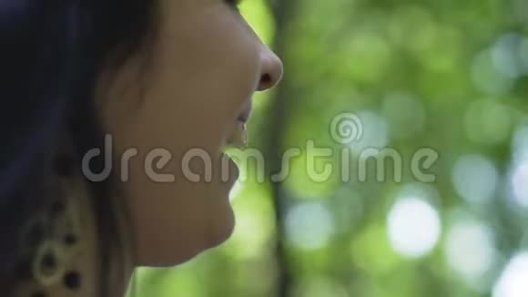 微笑的女人在森林里快乐地转过身女人享受生活公园的约会视频的预览图