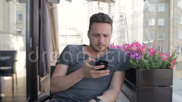 男人在咖啡馆里写短信视频的预览图