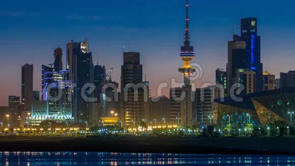 从夜间到白天科威特城市的海滨天际线视频的预览图