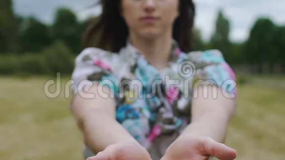 女人伸出双手向相机求救分享慢动作视频的预览图