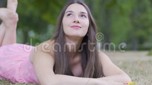 梦想中的女人仰望天空公园里的年轻梦想家美丽的女性奇迹视频的预览图