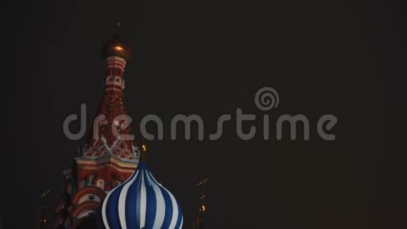 令人惊叹的圣巴西尔大教堂红场莫斯科夜晚没有人特写视频的预览图