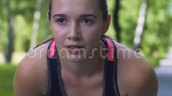 女子运动员在户外艰苦训练后擦汗动作缓慢视频的预览图