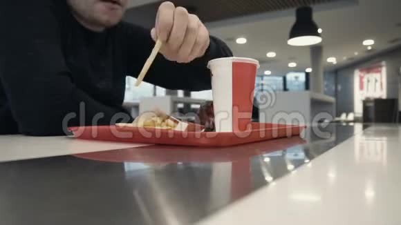 在快餐店吃炸薯条的时间视频的预览图