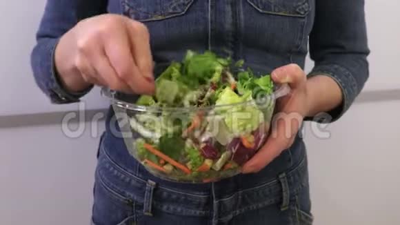 女人混合各种蔬菜健康食品概念视频的预览图