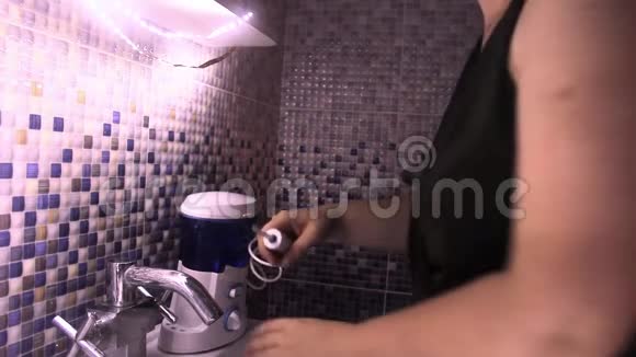 使用电动牙刷的年轻女性视频的预览图