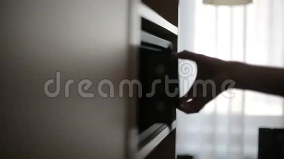 女性双手锁定组合确保酒店客房安全视频的预览图
