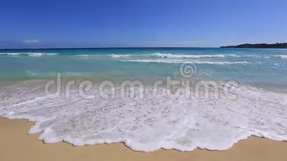 一个巨大的空海滩有着黄沙和绿松石的大西洋视频的预览图