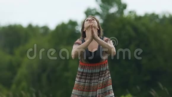 女人向太阳举手请求祝福神圣的仪式寻求上帝的回答视频的预览图