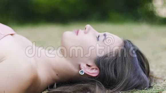 躺在草地上的女人严肃地抬头女人的问题抑郁关系视频的预览图