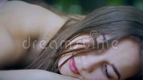 躺在户外的女人小娃娃射击悲伤的年轻女士女性问题抑郁视频的预览图