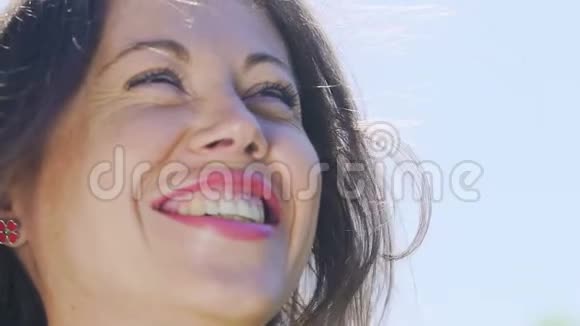 30多岁的微笑女人的特写与皱纹美丽的微笑低角度慢视频的预览图