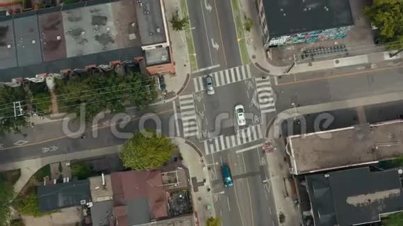 4K建立一个大城市的十字路口视频的预览图