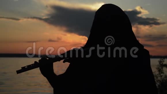 日落时吹笛子的人视频的预览图